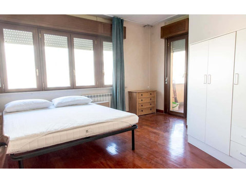 Private Room in Largo Valerio Bacigalupo - Apartamentos