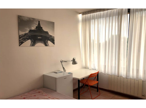 Private Room in Via Alessandro Brisse - குடியிருப்புகள்  
