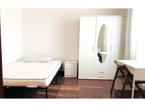 Private Room in Via Alessandro Brisse - Апартаменти
