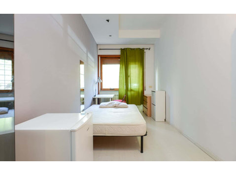 Private Room in Via Edoardo Jenner - Apartemen