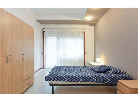 Private Room in Via Edoardo Jenner - Apartamentos