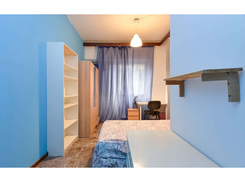 Private Room in Via Francesco Orestano - דירות