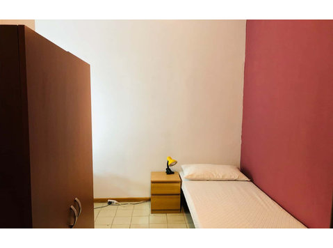 Private Room in Via Francesco Orestano - Apartamentos
