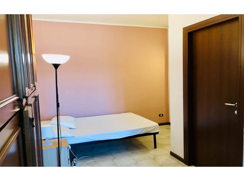 Private Room in Via Gregorio Ricci Curbastro - اپارٹمنٹ