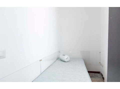 Private Room in Via Gregorio Ricci Curbastro - アパート