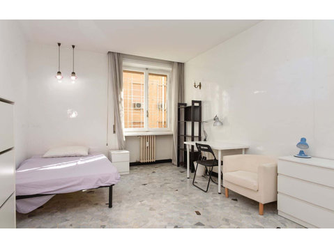 Private Room in Via Livorno - آپارتمان ها
