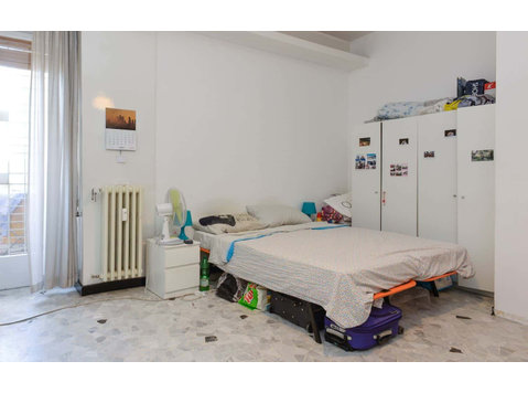 Private Room in Via Livorno - Wohnungen