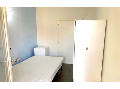 Private Room in Via di Carcaricola - アパート