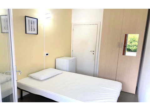 Private Room in Via di Carcaricola - آپارتمان ها