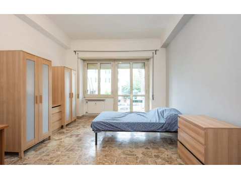 Private Room in Viale Tirreno - Wohnungen