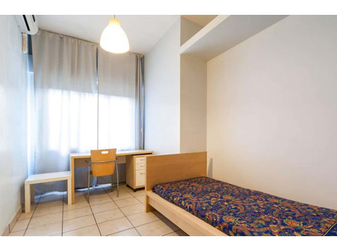 Room #01 for Erasmus students near Sapienza University -… - Апартмани/Станови