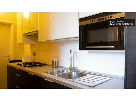Rooms for rent in apartment with 2 bedrooms in Rome - Апартмани/Станови