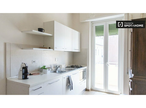 Camere in affitto in appartamento con 2 camere da letto a… - Appartamenti