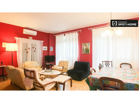 Chambres à louer dans un appartement de 3 chambres à Ostia,… - Appartements