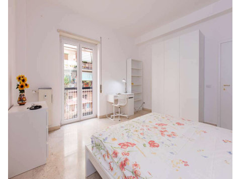 Stanza in Via Oderisi Da Gubbio - Apartments