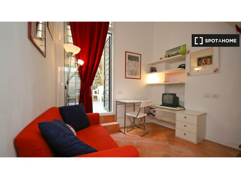 Studio-Apartment mit Balkon zu vermieten in Centro Storico - Wohnungen