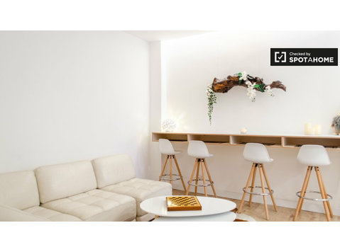 Nomentano, Kiralık balkonlu 4 yatak odalı şık daire - Apartman Daireleri