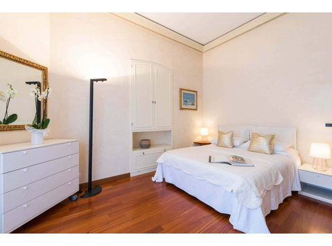 LUXURY FLAT IN THE CENTRE WITH PARKING SPACE - Appartements