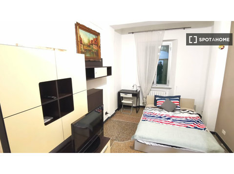 Room for rent in 3-bedroom apartment in Genoa - 出租