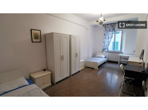 Pokój do wynajęcia w mieszkaniu z 3 sypialniami w Genui - Do wynajęcia