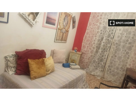 Room for rent in 3-bedroom apartment in Genoa, Genoa - Til leje