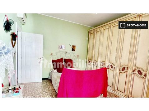 Room for rent in 3-bedroom apartment in Genoa, Genoa - For Rent