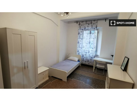 Room for rent in 3-bedroom apartment in Genoa - For Rent