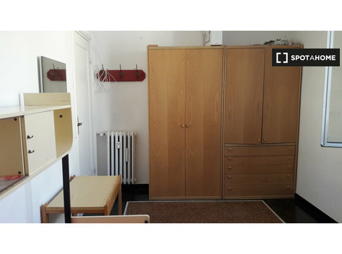San Martino, Cenova'da 3 yatak odalı dairede kiralık oda - Kiralık
