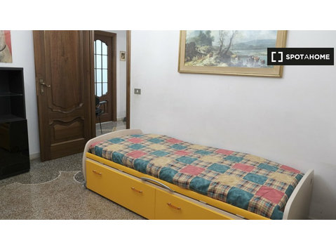 Room for rent in 4-bedroom apartment in Castelletto, Genoa - 임대
