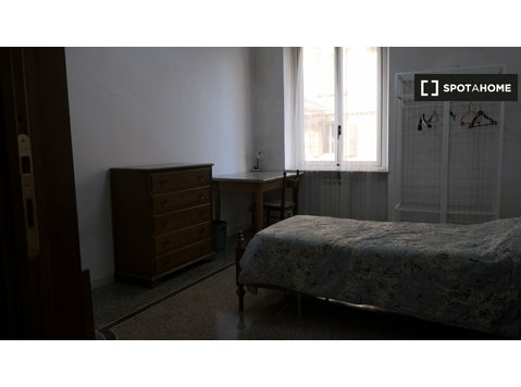 Castelletto, Genova'da 4 yatak odalı dairede kiralık oda - Kiralık