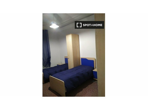 Room for rent in 4-bedroom apartment in Genoa - الإيجار