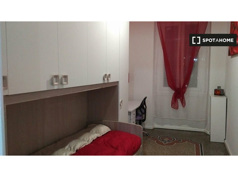 Chambre à louer dans un appartement de 4 chambres à Gênes - À louer