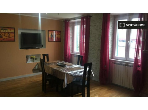 Zimmer zu vermieten in 4-Zimmer-Wohnung in Genua - Zu Vermieten
