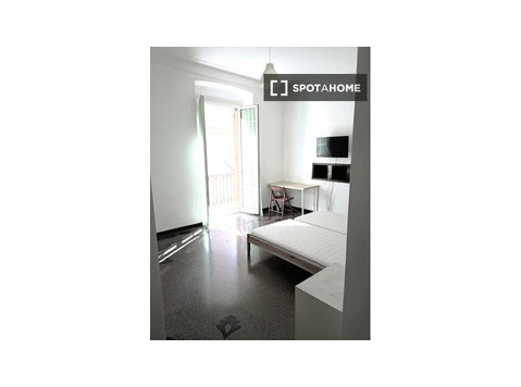 Zimmer zu vermieten in einer 4-Zimmer-Wohnung in Genua - Zu Vermieten