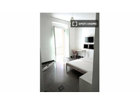 Room for rent in 4-bedroom apartment in Genova - เพื่อให้เช่า