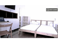 Room for rent in 4-bedroom apartment in Genova - เพื่อให้เช่า