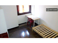 Room for rent in 4-bedroom apartment in Genova - K pronájmu