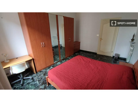 Castelletto, Cenova'da 5 yatak odalı dairede kiralık oda - Kiralık