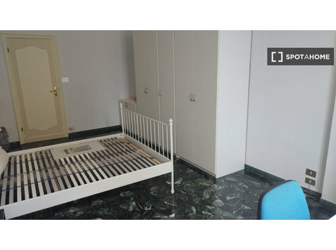 Room for rent in 5- bedroom apartment in Castelletto, Genoa - 出租