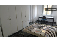 Room for rent in 5- bedroom apartment in Castelletto, Genoa - Izīrē
