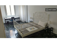 Room for rent in 5- bedroom apartment in Castelletto, Genoa - Izīrē