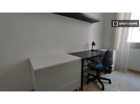 Room for rent in 5- bedroom apartment in Castelletto, Genoa - Vuokralle