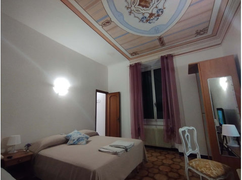 Room in Salita San Rocco, Genova for 90 m² with 2 bedrooms - Apartments