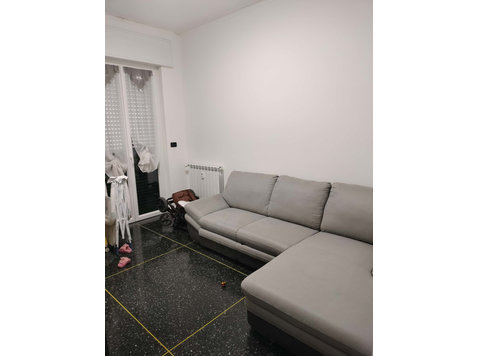 Room in Via Stefanina Moro, Genova for 20 m² with 3 bedrooms - Apartamentos