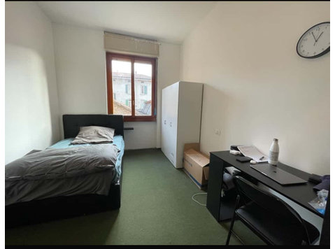Room in Via Giosuè Carducci, Bergamo for 160 m² with 4… - Apartments