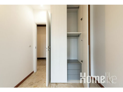 Central 6th-Floor Room with Private Balcony . * The final… - Flatshare