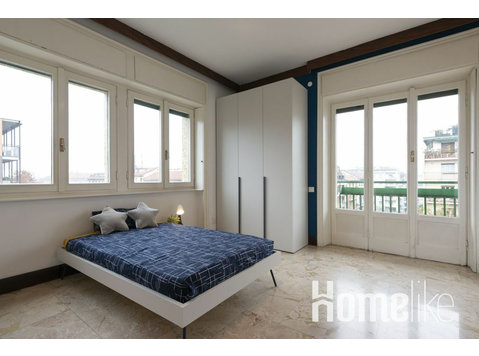 Central 6th-Floor Room with Private Balcony. - Flatshare