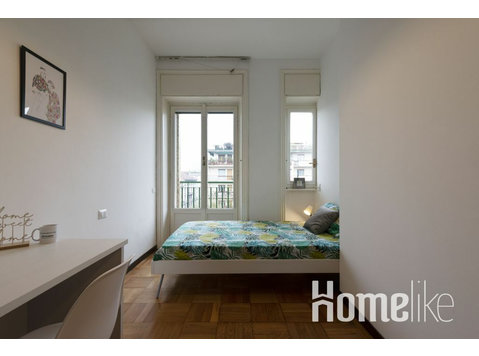 Central 6th-Floor Room with Private Balcony - Flatshare