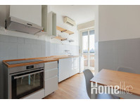 Recently Renovated Bright Room with AC in Well-Connected… - Stanze