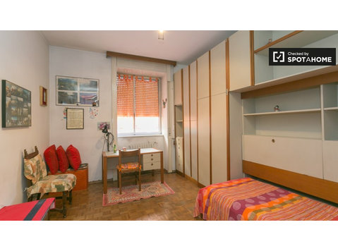 Belle chambre dans un appartement de 3 chambres à Turro,… - À louer